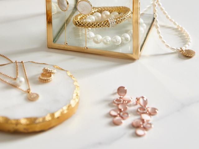 Biżuteria z perłami i kryształami 