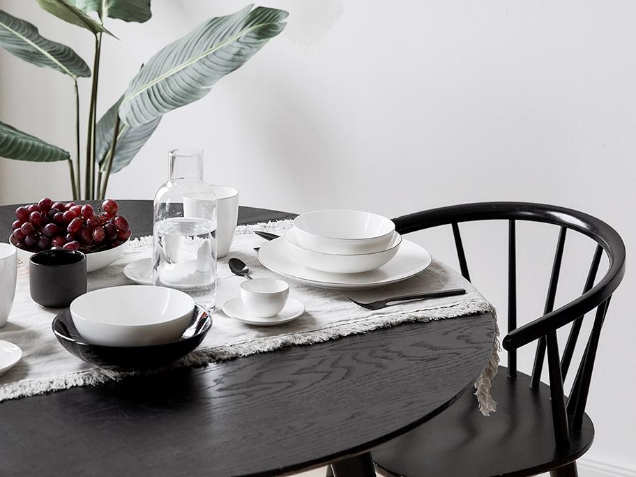 Elegantne naaranžovaný stôl