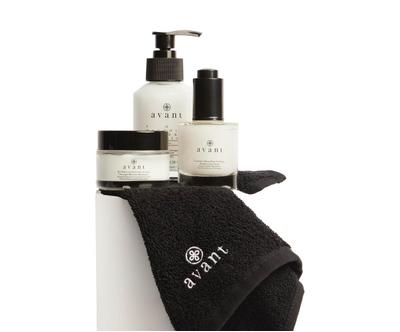 Sada 3 kosmetických přípravků pro péči o citlivou pleť a ručníku Sensitive Skincare Routine