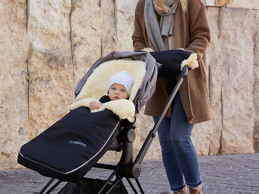Hofbrucker Des Bebes Bien Emmitoufles Prets A Affronter Le Froid Chancelieres Pour Les Jeunes Enfants Et Accessoires Pour Garder Les Mains Des Parents Au Chaud Sur La Poussette Westwing